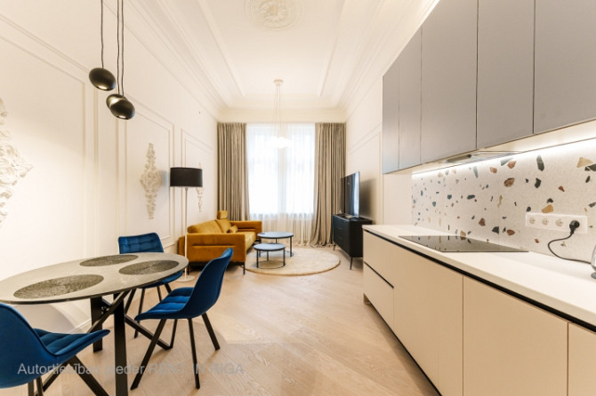 Tiek piedāvāts īrei izsmalcināts dzīvoklis skaistā, aristokrātiskā ēkā Barona un Rīga - foto 5