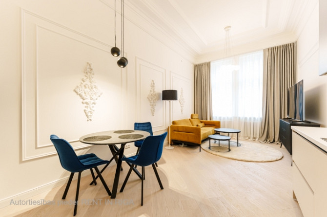 Tiek piedāvāts īrei izsmalcināts dzīvoklis skaistā, aristokrātiskā ēkā Barona un Rīga - foto 2