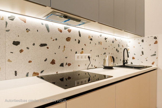 Tiek piedāvāts īrei izsmalcināts dzīvoklis skaistā, aristokrātiskā ēkā Barona un Rīga - foto 8