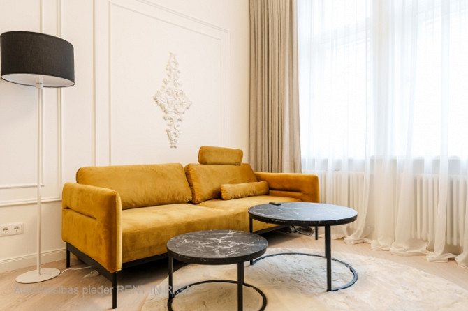 Tiek piedāvāts īrei izsmalcināts dzīvoklis skaistā, aristokrātiskā ēkā Barona un Rīga - foto 4