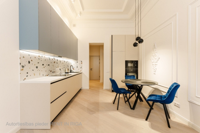 Tiek piedāvāts īrei izsmalcināts dzīvoklis skaistā, aristokrātiskā ēkā Barona un Rīga - foto 7