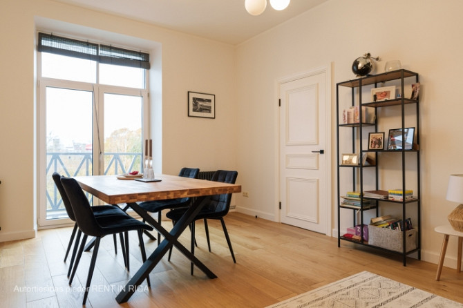 Tiek izīrēts jauns, moderns 4 -istabu dzīvoklis renovētā jūgendstila ēkā Brīvības ielā Rīga - foto 3