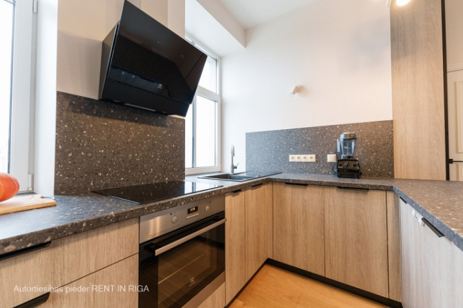 Tiek izīrēts jauns, moderns 4 -istabu dzīvoklis renovētā jūgendstila ēkā Brīvības ielā Rīga - foto 8