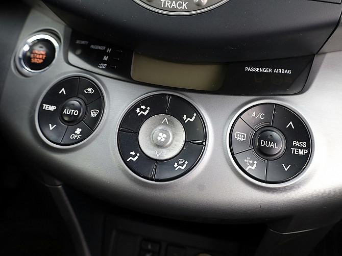 Toyota RAV4 Linea Sol 4x4 2.2 D-4D 100kW Tallina - foto 8