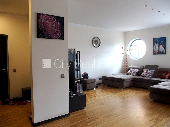 Фасадный дом, благоустроенная озеленённая территория, вход с улицы и со двора, Рижский район - изображение 15