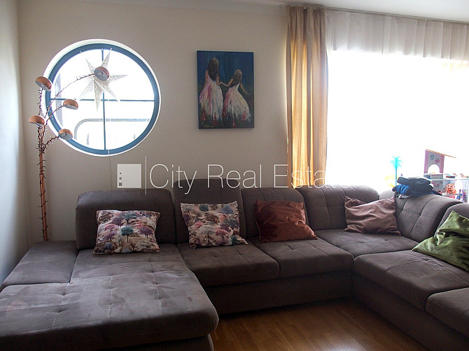 Фасадный дом, благоустроенная озеленённая территория, вход с улицы и со двора, Рижский район - изображение 16