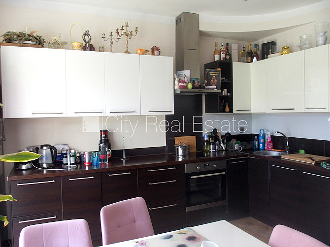 Дом во дворе, благоустроенный озеленённый двор, закрытая территория, охраняемая Рига - изображение 8