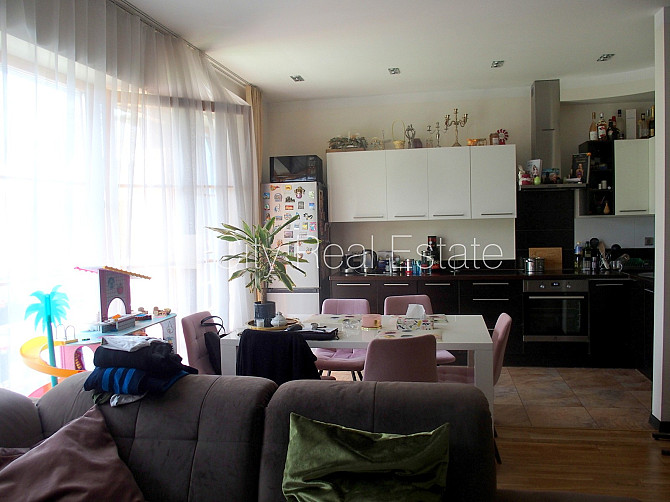 Дом во дворе, благоустроенный озеленённый двор, закрытая территория, охраняемая Рига - изображение 7