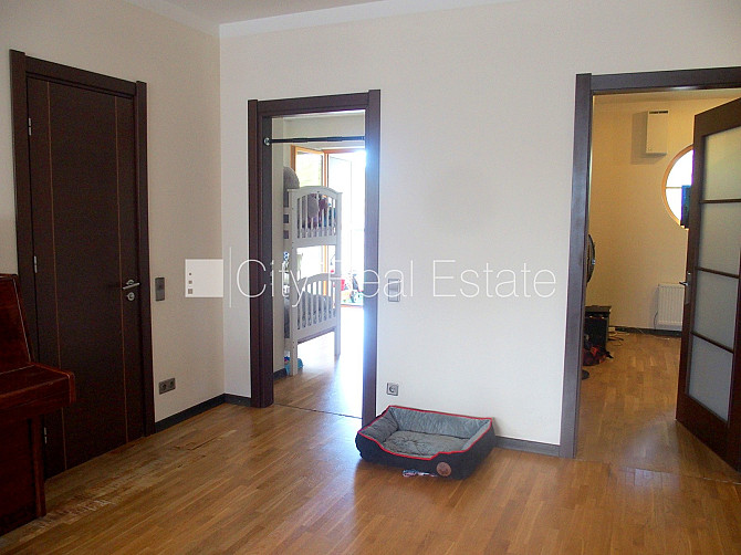 Дом во дворе, благоустроенный озеленённый двор, закрытая территория, охраняемая Рига - изображение 9