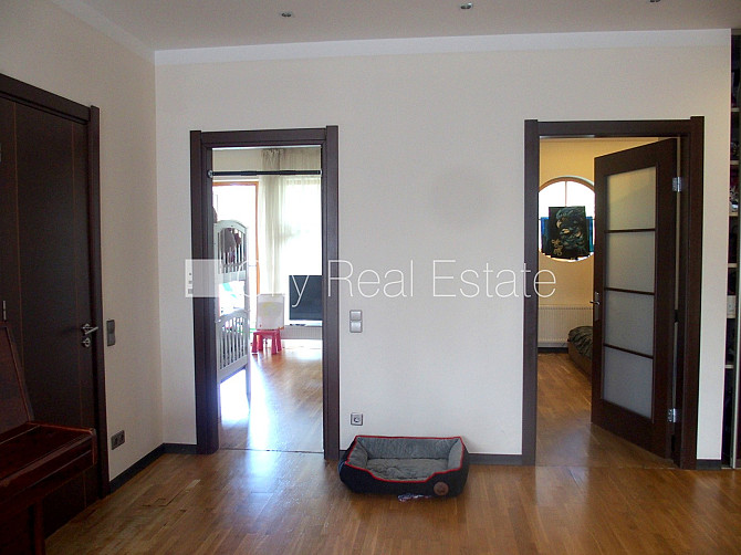 Дом во дворе, благоустроенный озеленённый двор, закрытая территория, охраняемая Рига - изображение 18