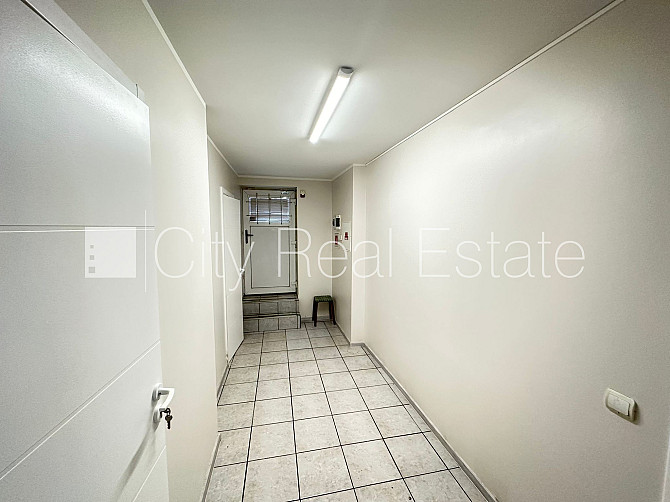 Fasādes māja, ieeja no ielas, mansards, ir lifts, guļamistabu skaits 2 gab., viena istaba Rīga - foto 15