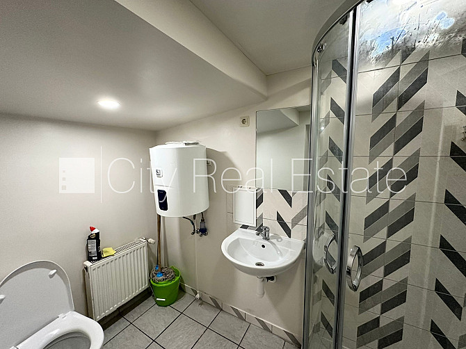 Fasādes māja, ieeja no ielas, mansards, ir lifts, guļamistabu skaits 2 gab., viena istaba Rīga - foto 16