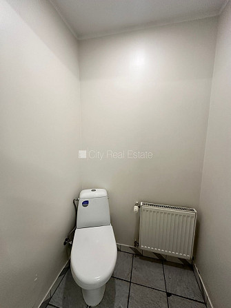 Fasādes māja, ieeja no ielas, mansards, ir lifts, guļamistabu skaits 2 gab., viena istaba Rīga - foto 19