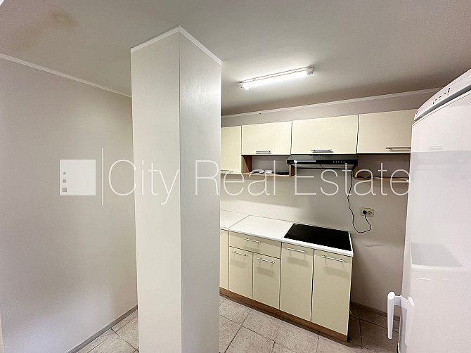 Fasādes māja, ieeja no ielas, mansards, ir lifts, guļamistabu skaits 2 gab., viena istaba Rīga - foto 12