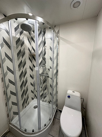 Fasādes māja, ieeja no ielas, mansards, ir lifts, guļamistabu skaits 2 gab., viena istaba Rīga - foto 17