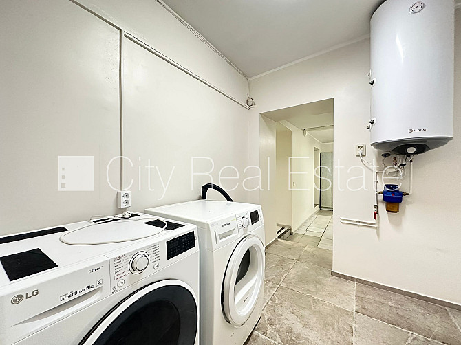 Fasādes māja, ieeja no ielas, mansards, ir lifts, guļamistabu skaits 2 gab., viena istaba Rīga - foto 20