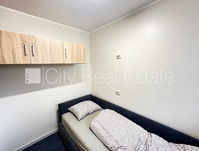 Fasādes māja, ieeja no ielas, mansards, ir lifts, guļamistabu skaits 2 gab., viena istaba Rīga - foto 9