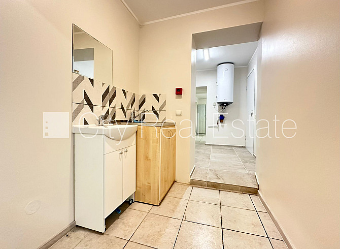 Fasādes māja, ieeja no ielas, mansards, ir lifts, guļamistabu skaits 2 gab., viena istaba Rīga - foto 14