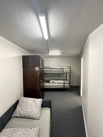 Fasādes māja, ieeja no ielas, mansards, ir lifts, guļamistabu skaits 2 gab., viena istaba Rīga - foto 11