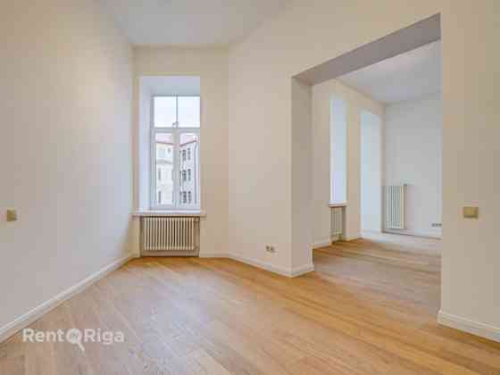 Элегантные апартаменты с балконом, выходящим во двор!  В отреставрированном Рига