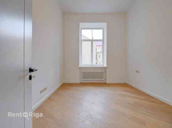 Квартира с элегантными высокими потолками!  В отреставрированном историческом Рига