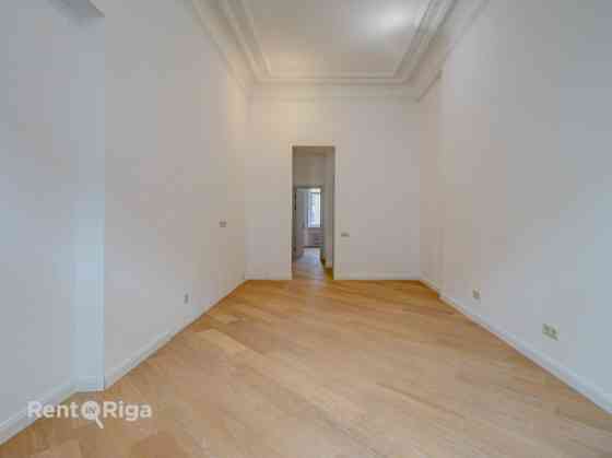 Квартира с элегантными высокими потолками!  В отреставрированном историческом Рига