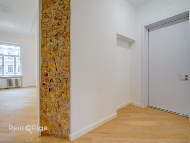 Квартира с элегантными высокими потолками!  В отреставрированном историческом Рига - изображение 3