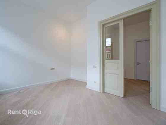 Квартира с элегантными историческими потолками и камином!  В отреставрированном Рига