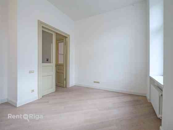 Квартира с элегантными историческими потолками и камином!  В отреставрированном Рига