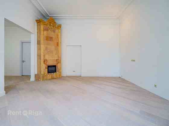 Квартира с элегантными историческими потолками и камином!  В отреставрированном Рига
