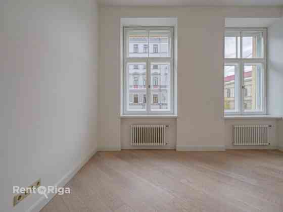 Квартира с элегантными историческими потолками и камином!  В отреставрированном Рига