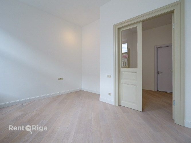 Квартира с элегантными историческими потолками и камином!  В отреставрированном Рига - изображение 5