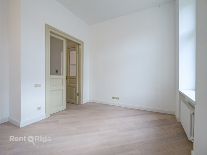 Квартира с элегантными историческими потолками и камином!  В отреставрированном Рига - изображение 6