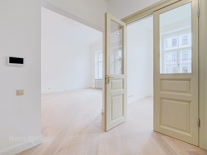 Квартира с элегантными историческими потолками и камином!  В отреставрированном Рига - изображение 1