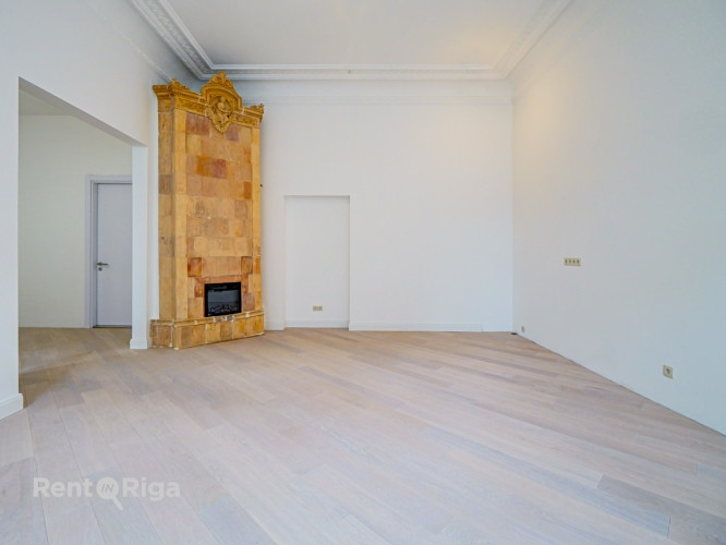 Квартира с элегантными историческими потолками и камином!  В отреставрированном Рига - изображение 3