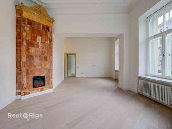 Квартира с элегантными историческими потолками и камином!  В отреставрированном Рига
