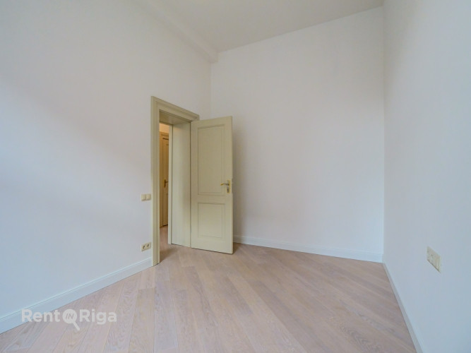 Квартира с элегантными историческими потолками и камином!  В отреставрированном Рига - изображение 9