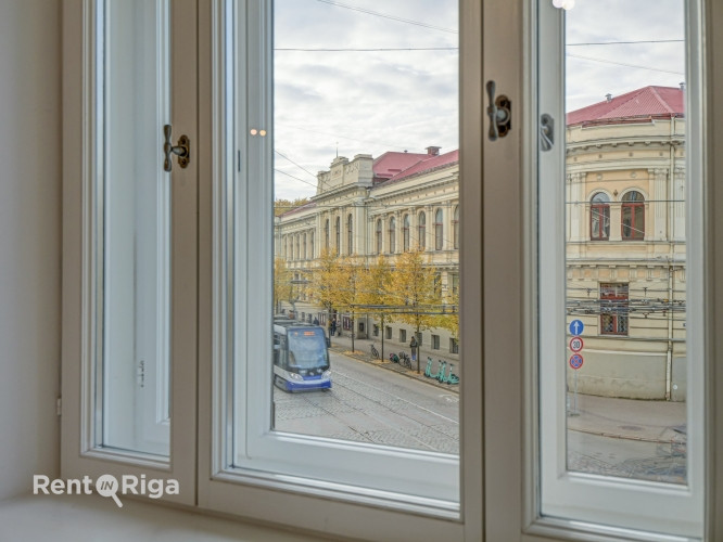 Квартира с элегантными историческими потолками и камином!  В отреставрированном Рига - изображение 2