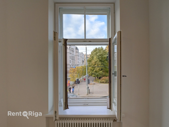 Квартира с элегантными историческими потолками и камином!  В отреставрированном Рига - изображение 5