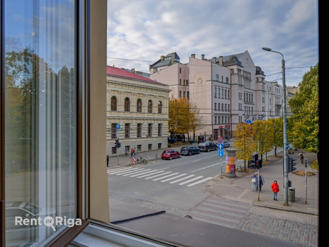 Квартира с элегантными историческими потолками и камином!  В отреставрированном Рига - изображение 4