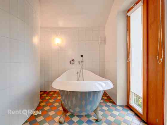 Klusums un miers, bet pilsētas enerģija aiz loga.  Ilgtermiņa īrei tiek piedāvāts 3 guļamistabu dzīv Rīga