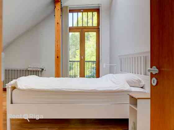Klusums un miers, bet pilsētas enerģija aiz loga.  Ilgtermiņa īrei tiek piedāvāts 3 guļamistabu dzīv Rīga