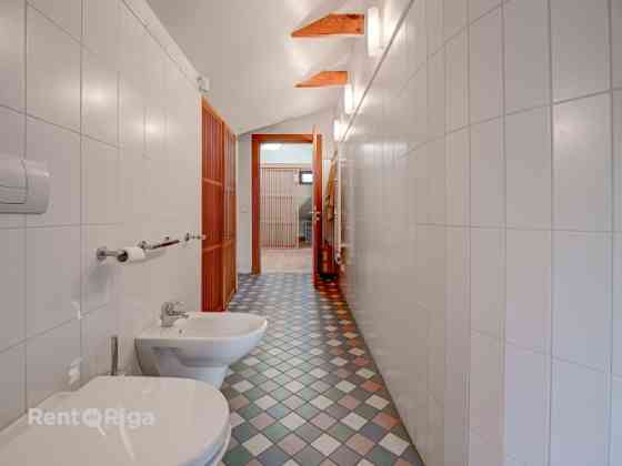 Klusums un miers, bet pilsētas enerģija aiz loga.  Ilgtermiņa īrei tiek piedāvāts 3 guļamistabu dzīv Rīga