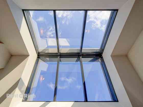 Klusums un miers, bet pilsētas enerģija aiz loga.  Ilgtermiņa īrei tiek piedāvāts 3 guļamistabu dzīv Rīga