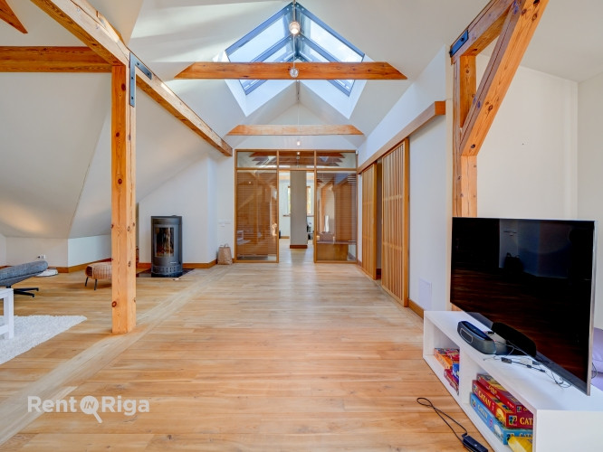 Klusums un miers, bet pilsētas enerģija aiz loga.  Ilgtermiņa īrei tiek piedāvāts 3 Rīga - foto 13