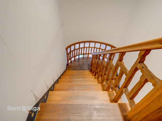 Klusums un miers, bet pilsētas enerģija aiz loga.  Ilgtermiņa īrei tiek piedāvāts 3 Rīga - foto 7