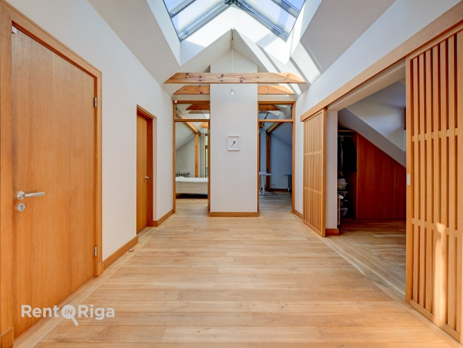 Klusums un miers, bet pilsētas enerģija aiz loga.  Ilgtermiņa īrei tiek piedāvāts 3 Rīga - foto 17