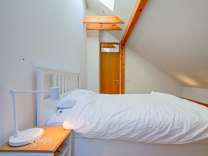 Klusums un miers, bet pilsētas enerģija aiz loga.  Ilgtermiņa īrei tiek piedāvāts 3 Rīga - foto 1