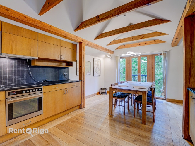 Klusums un miers, bet pilsētas enerģija aiz loga.  Ilgtermiņa īrei tiek piedāvāts 3 Rīga - foto 10