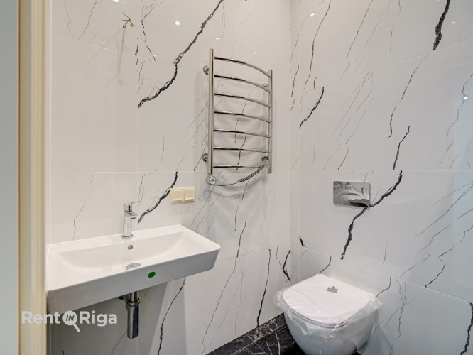 Квартира с элегантными историческими потолками и камином!  В отреставрированном Рига - изображение 8